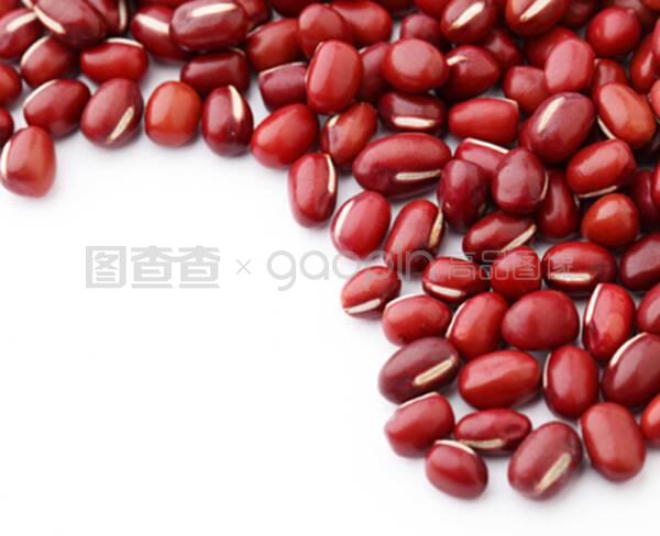 在白色背景下分离的红小豆